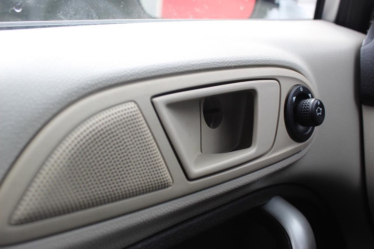 2013 Ford Fiesta SE Photo