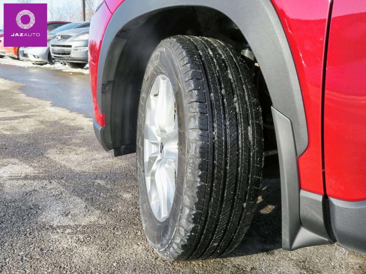 2024 Toyota Corolla Cross LE AWD Photo3