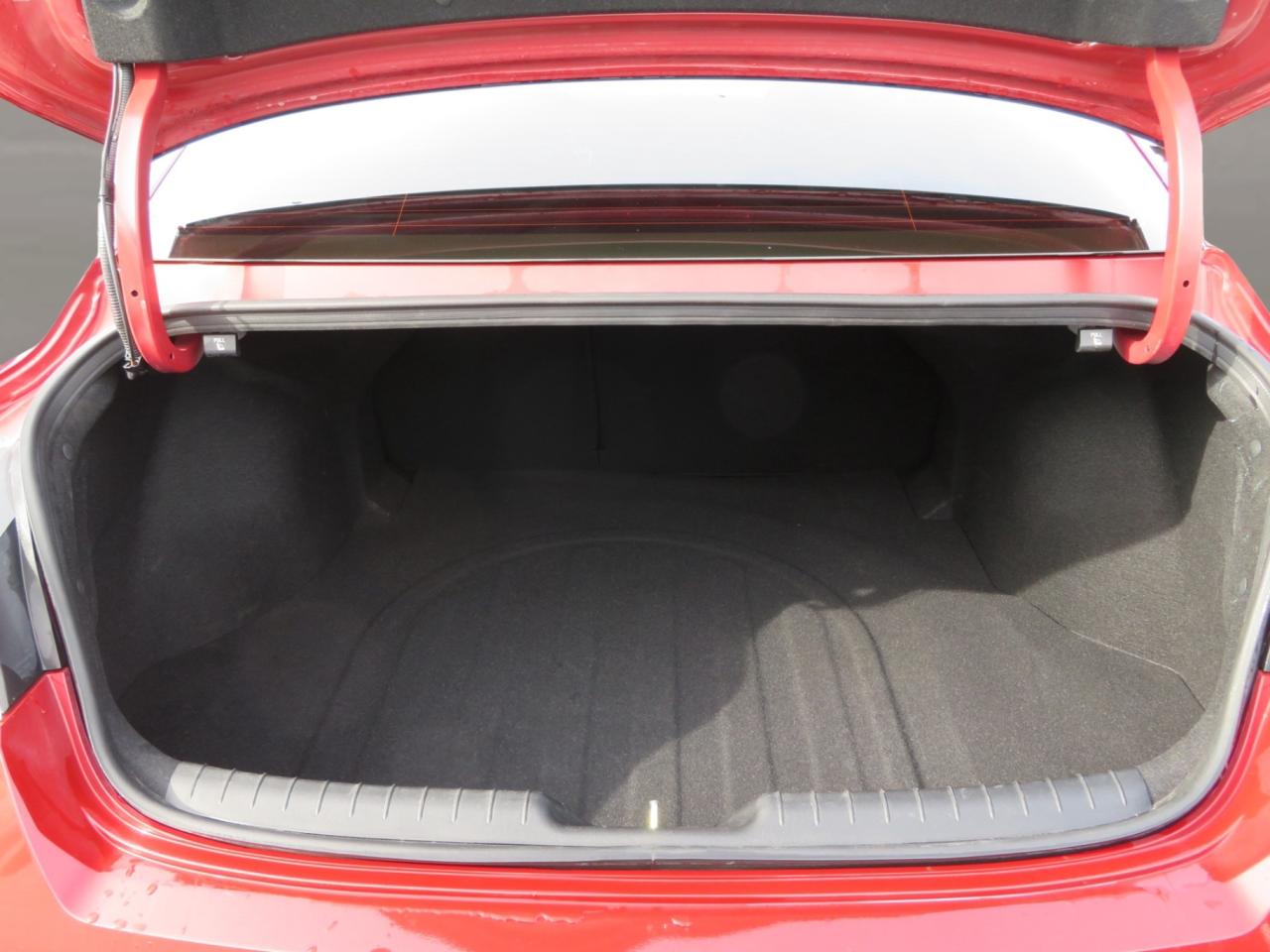 2024 Hyundai Elantra Luxury IVT Photo