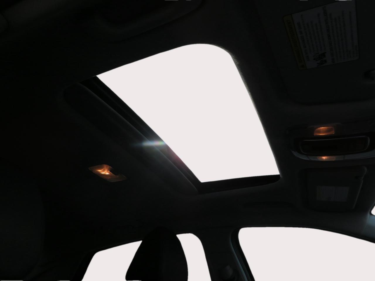 2024 Hyundai Elantra Luxury IVT Photo