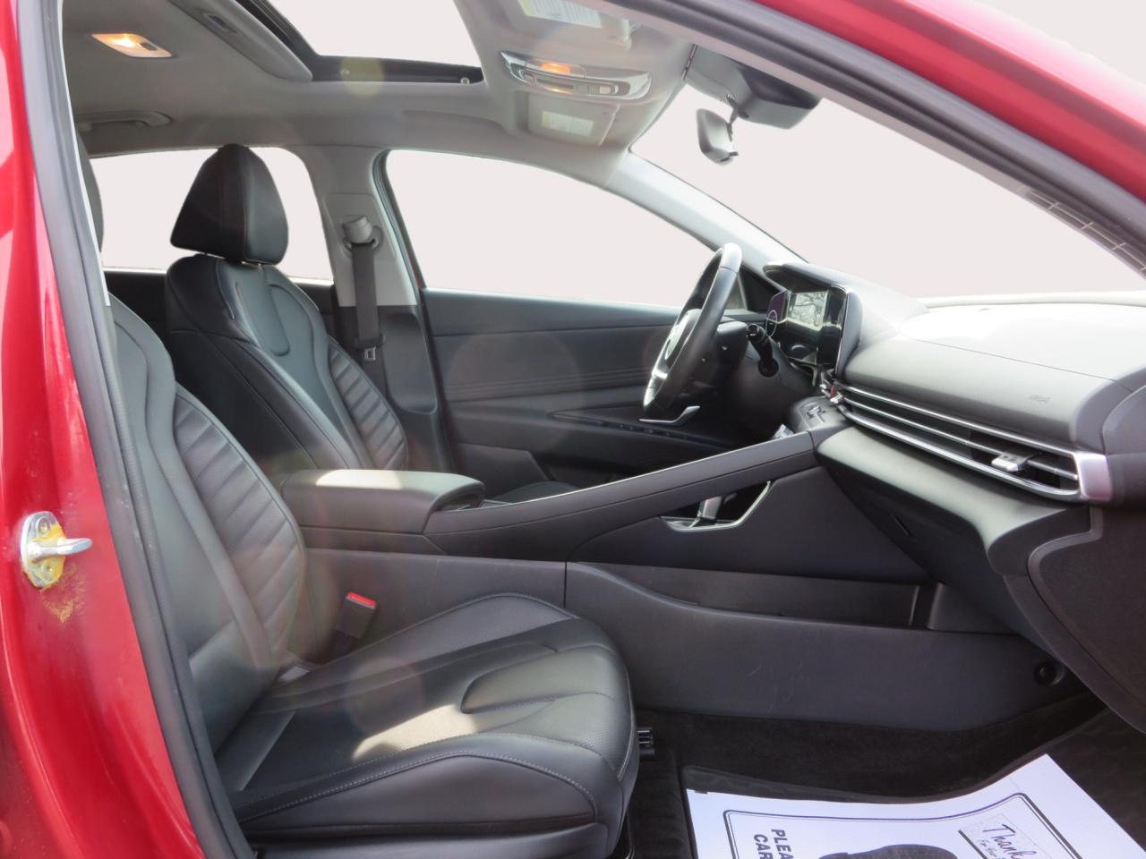 2024 Hyundai Elantra Luxury IVT Photo