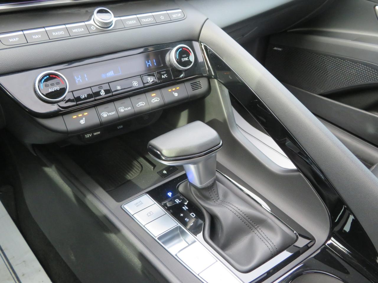 2024 Hyundai Elantra Luxury IVT Photo