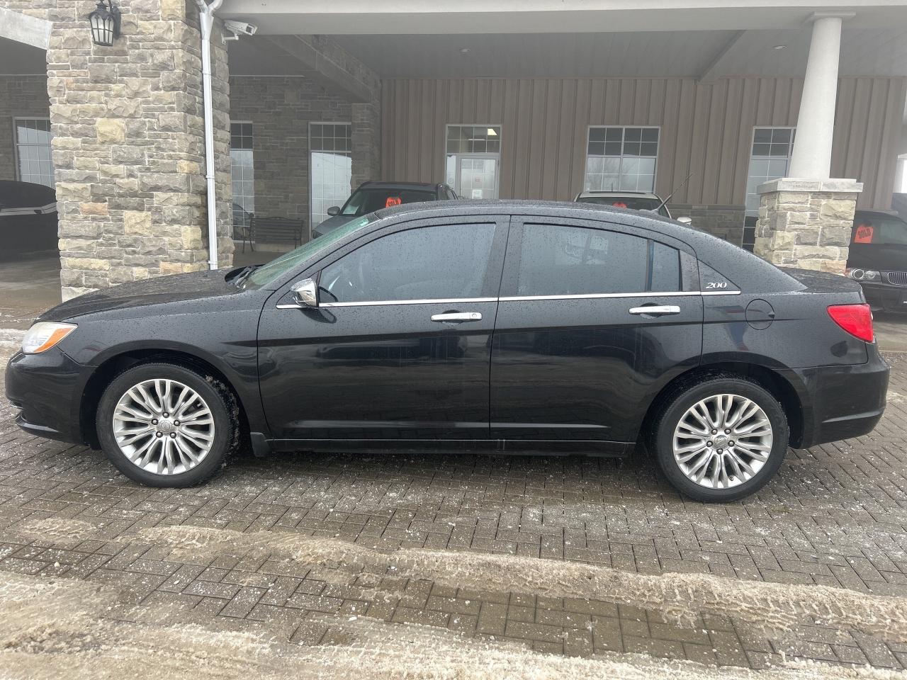 2011 Chrysler 200 Limited V6   Nav   Sunroof   Leather  Heated Seats Photo