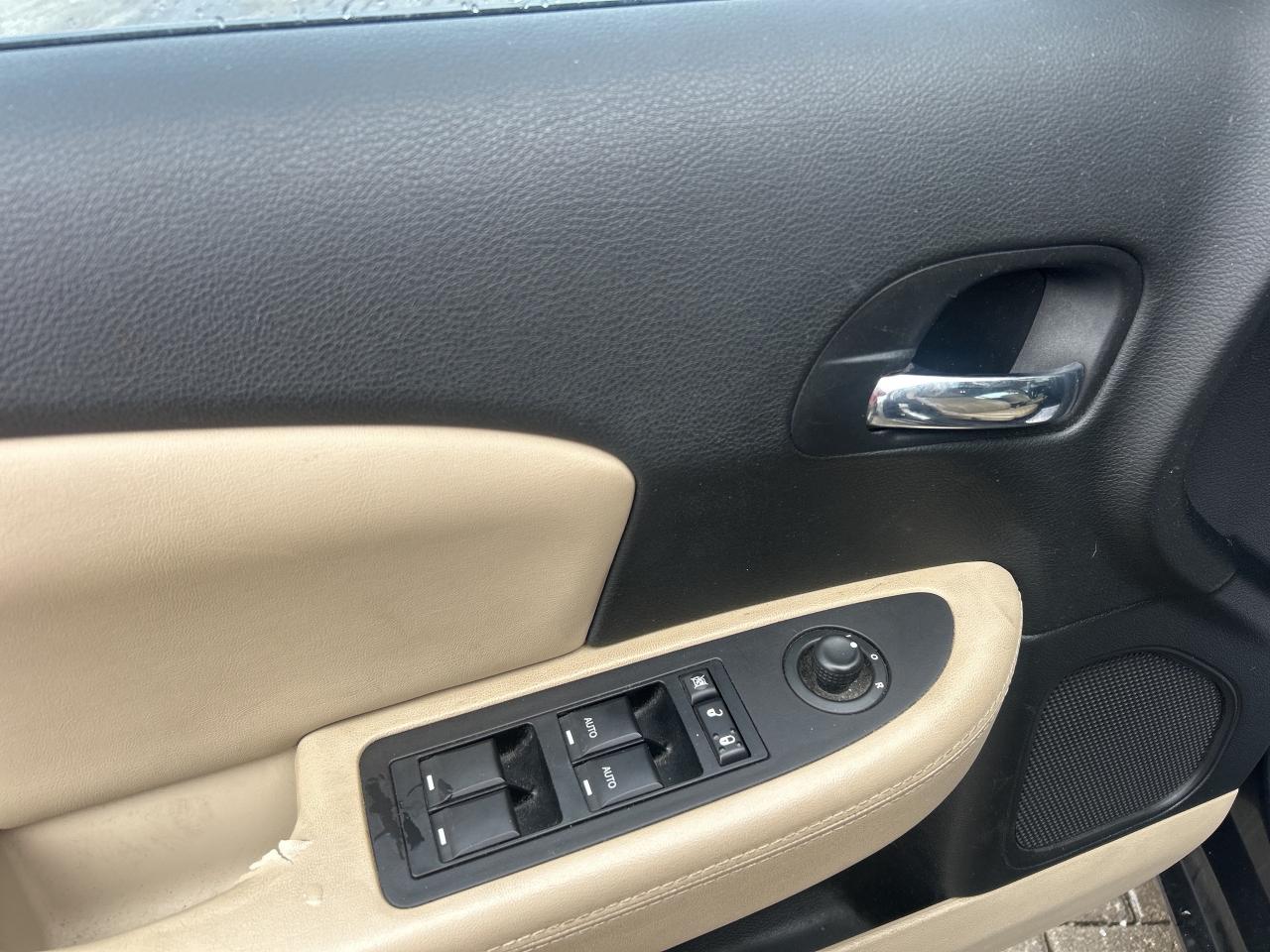 2011 Chrysler 200 Limited V6   Nav   Sunroof   Leather  Heated Seats Photo