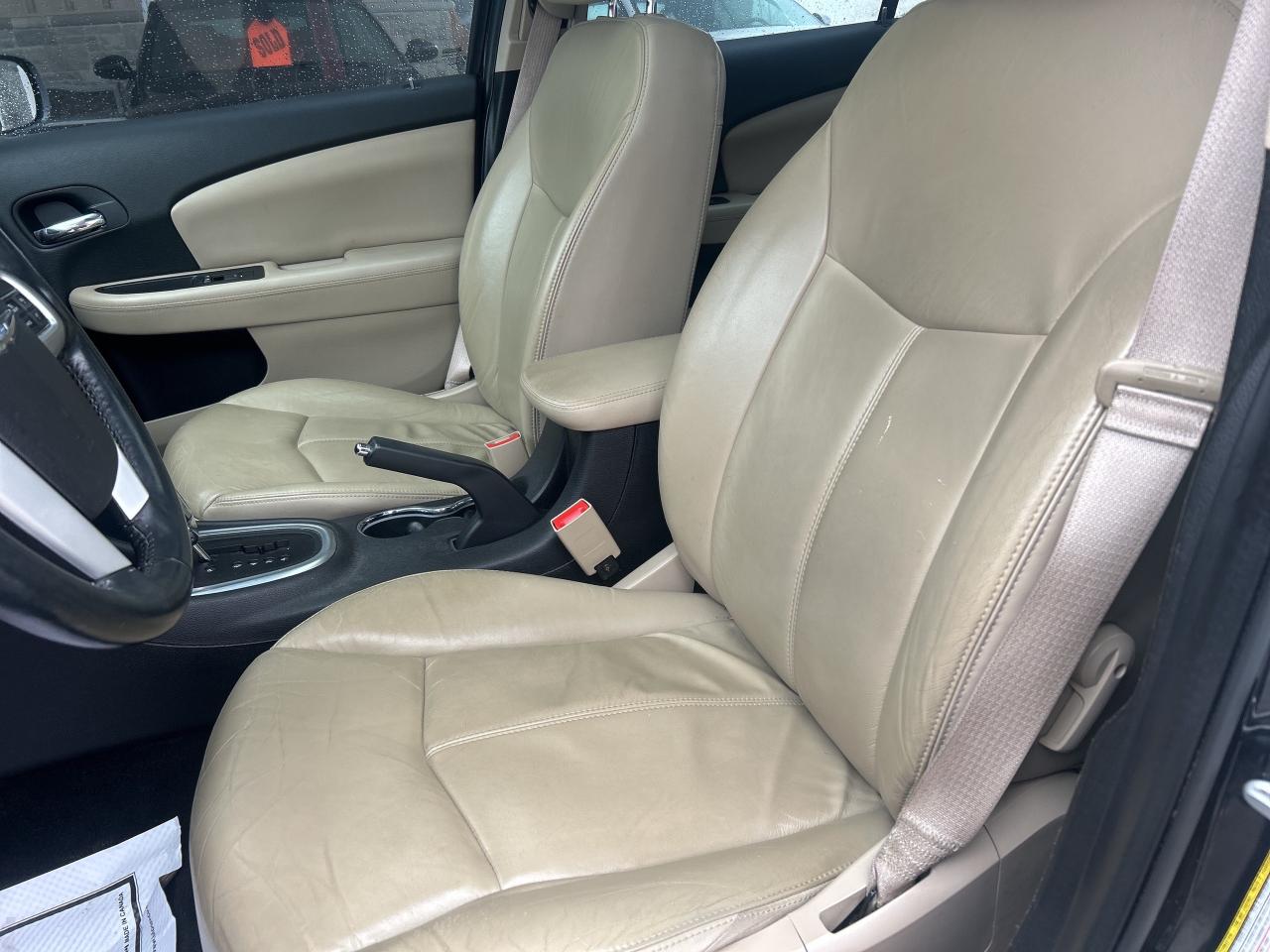 2011 Chrysler 200 Limited V6   Nav   Sunroof   Leather  Heated Seats Photo