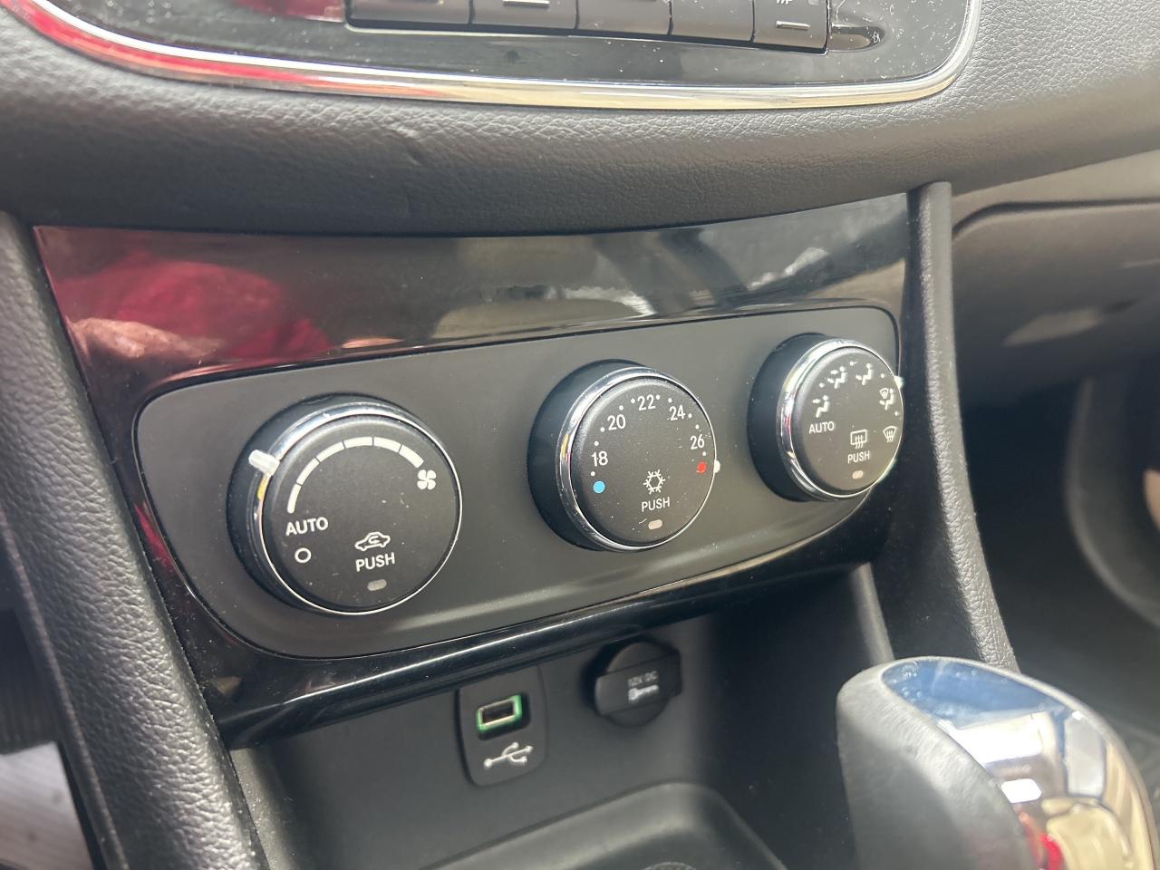 2011 Chrysler 200 Limited V6   Nav   Sunroof   Leather  Heated Seats Photo