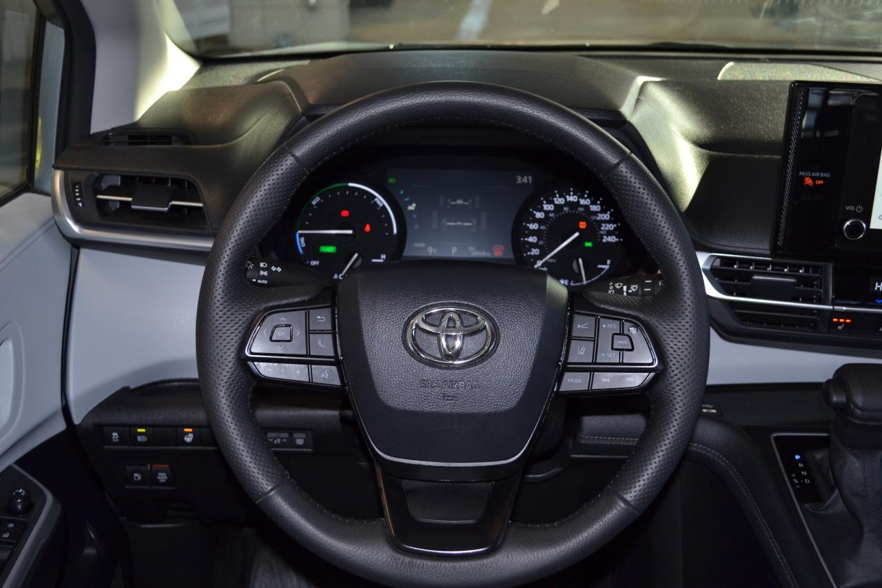 2025 Toyota Sienna LE 8-Passenger Photo