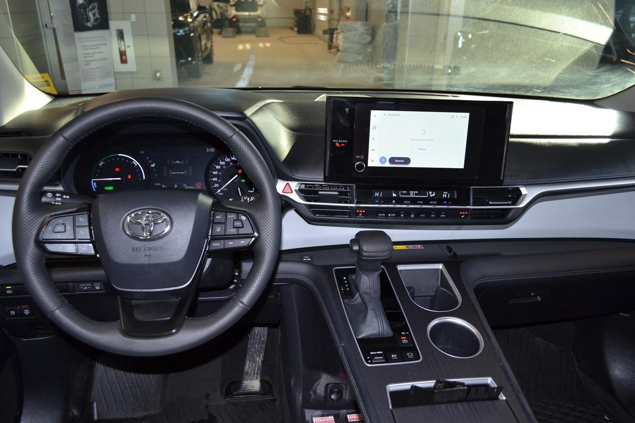 2025 Toyota Sienna LE 8-Passenger Photo3