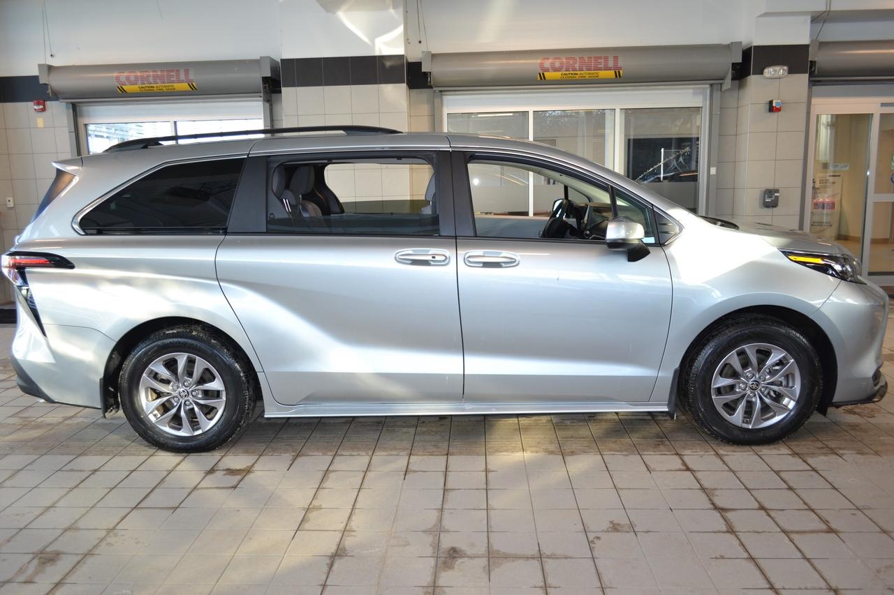 2025 Toyota Sienna LE 8-Passenger Photo