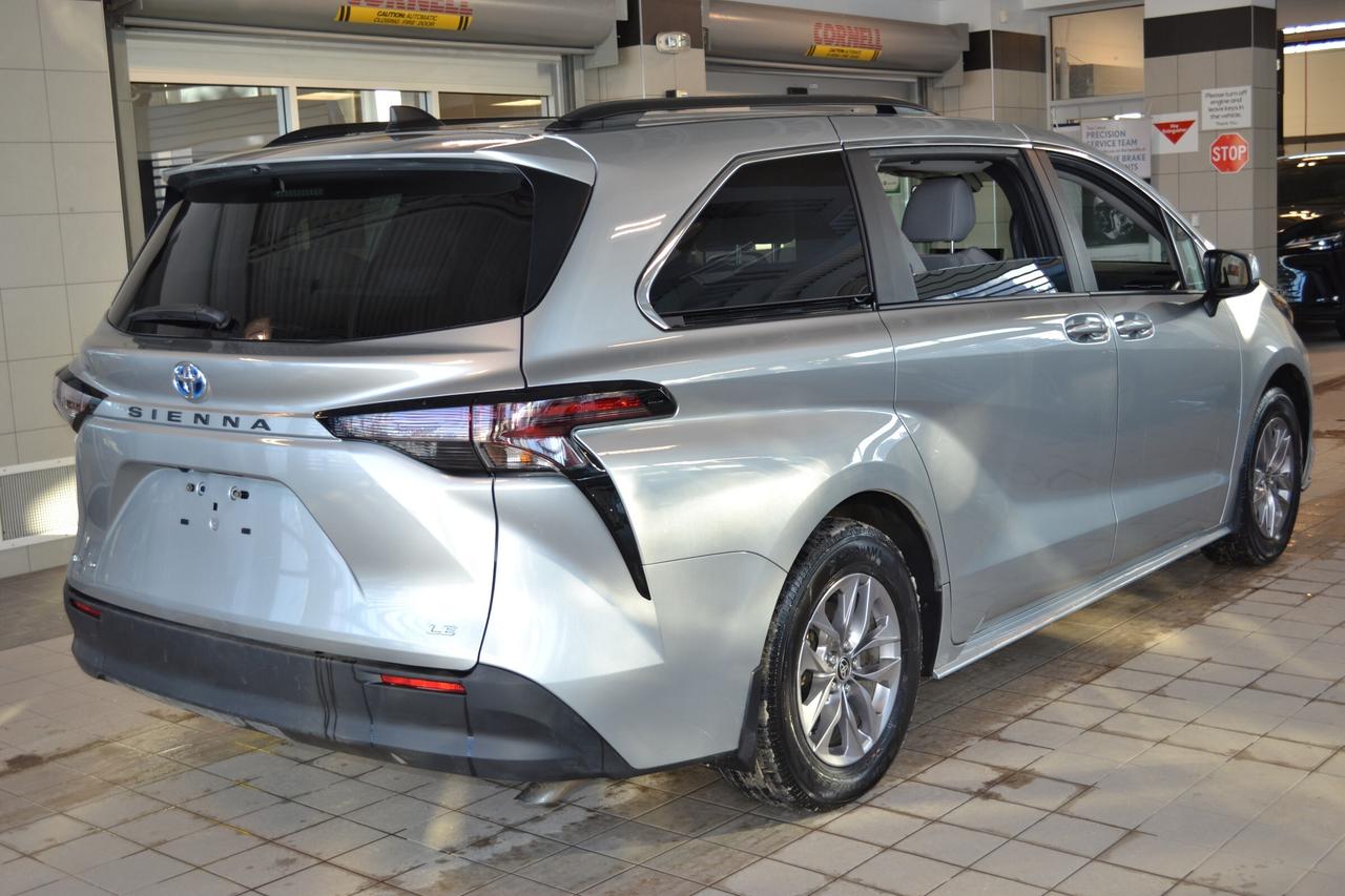 2025 Toyota Sienna LE 8-Passenger Photo2