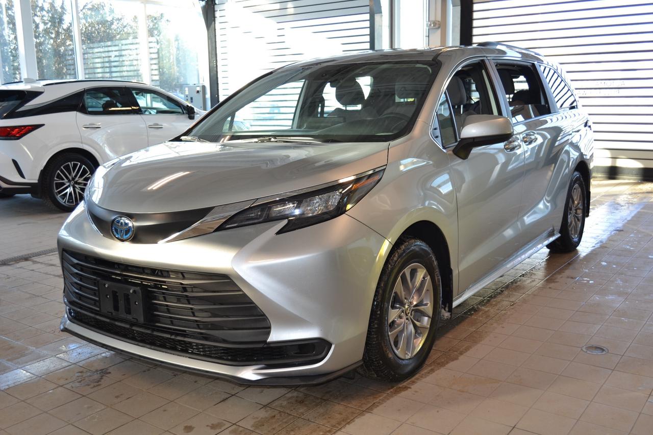 2025 Toyota Sienna LE 8-Passenger Photo0