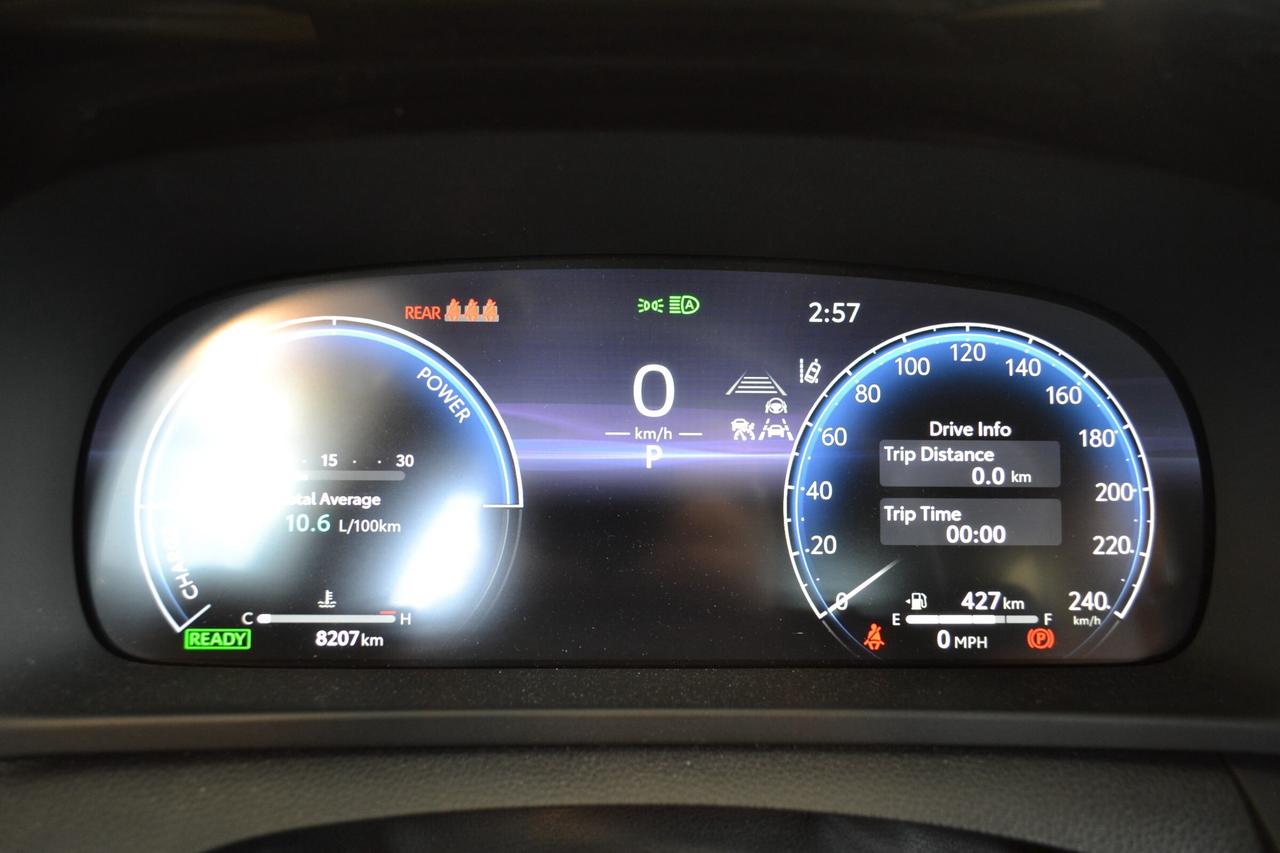 2025 Toyota Crown Signia Limited Photo4