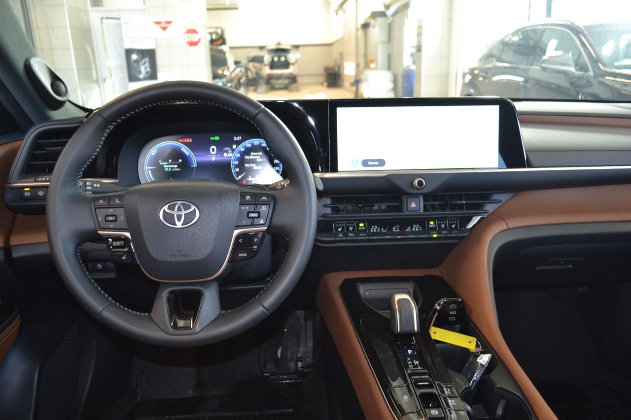 2025 Toyota Crown Signia Limited Photo3