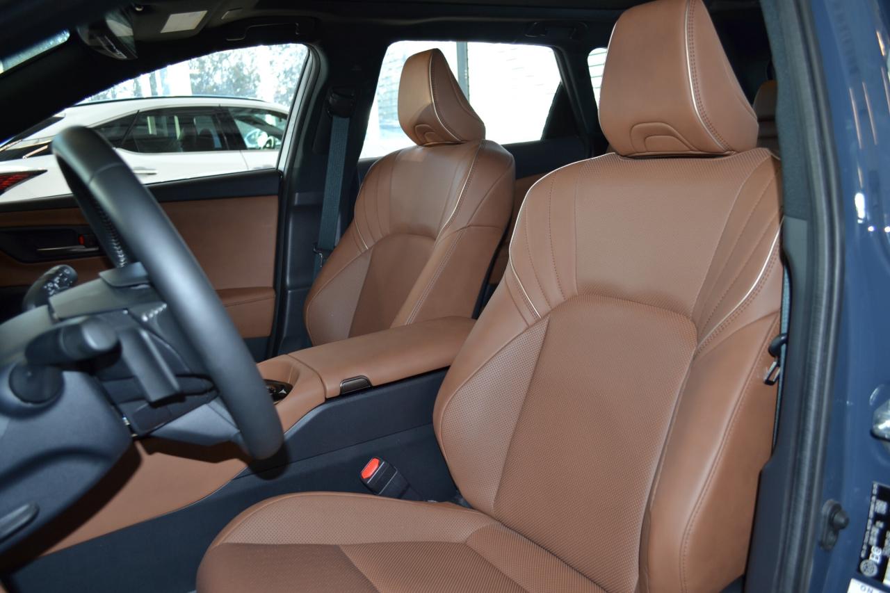 2025 Toyota Crown Signia Limited Photo