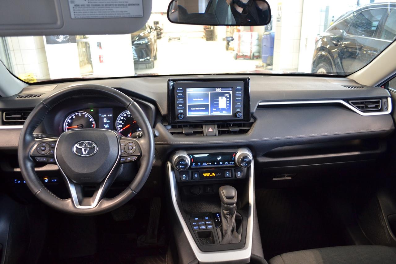 2022 Toyota RAV4 XLE Photo3