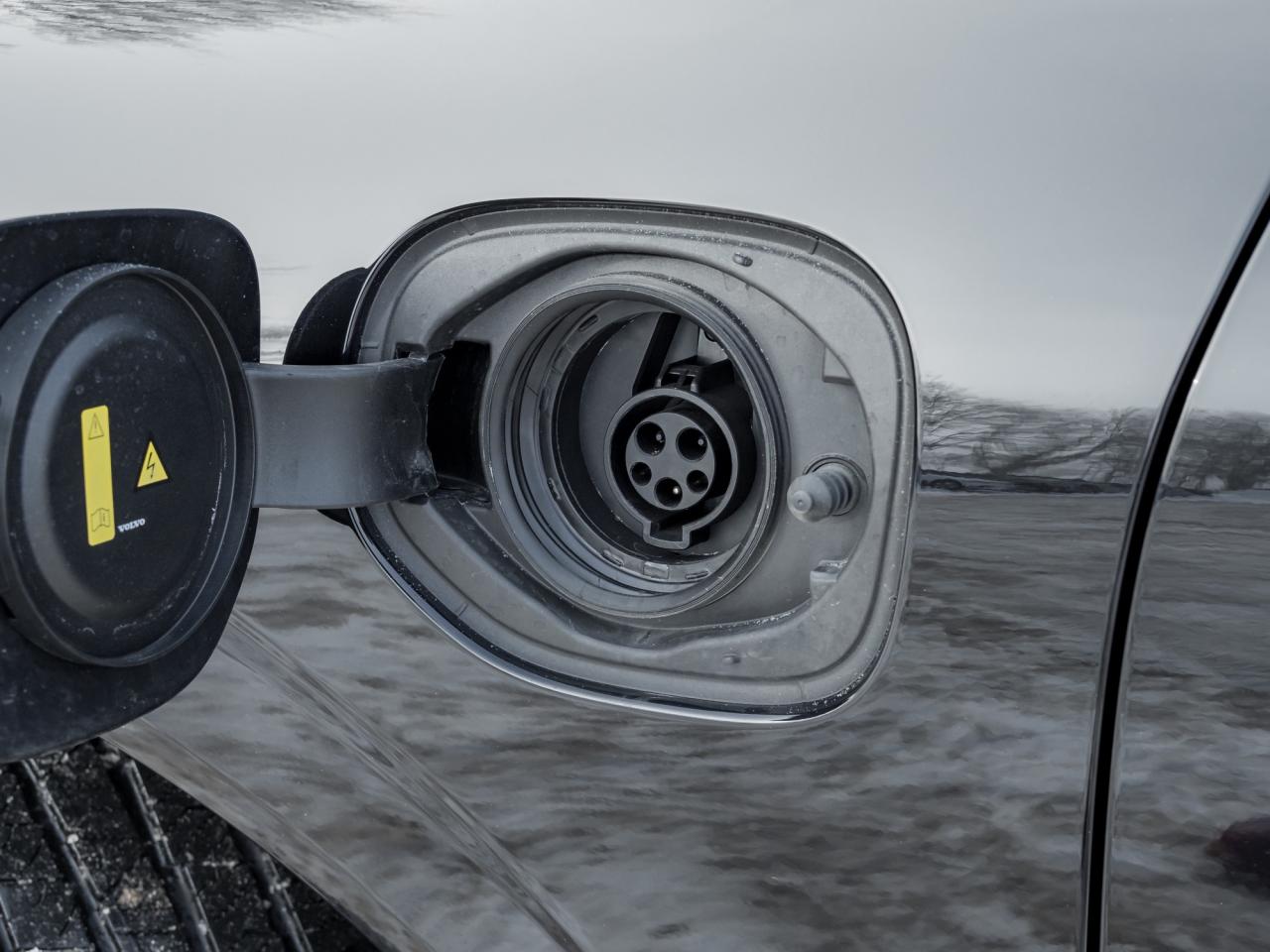 2025 Volvo XC60 Plug-In Hybrid T8 AWD Plus Dark Theme  LOW KM  CPO RATE FR 3.49%* Photo3