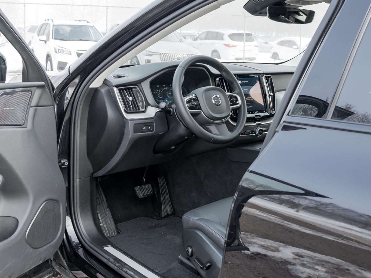 2025 Volvo XC60 Plug-In Hybrid T8 AWD Plus Dark Theme  LOW KM  CPO RATE FR 3.49%* Photo