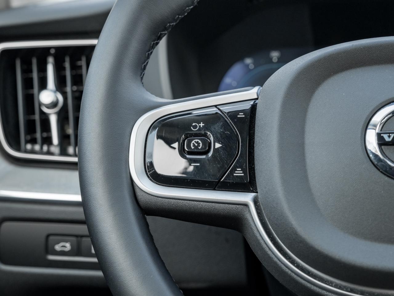 2025 Volvo XC60 Plug-In Hybrid T8 AWD Plus Dark Theme  LOW KM  CPO RATE FR 3.49%* Photo