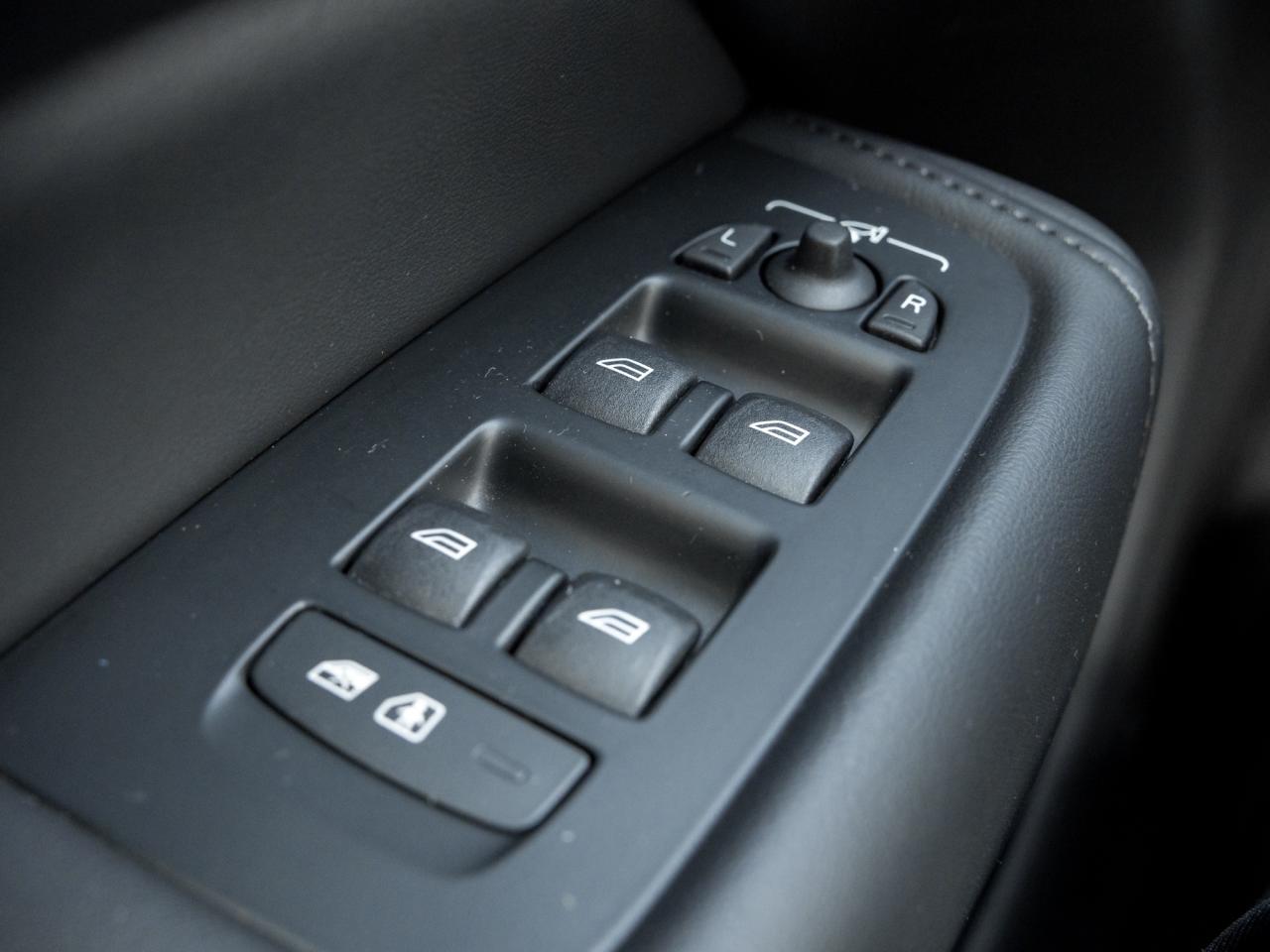 2025 Volvo XC60 Plug-In Hybrid T8 AWD Plus Dark Theme  LOW KM  CPO RATE FR 3.49%* Photo