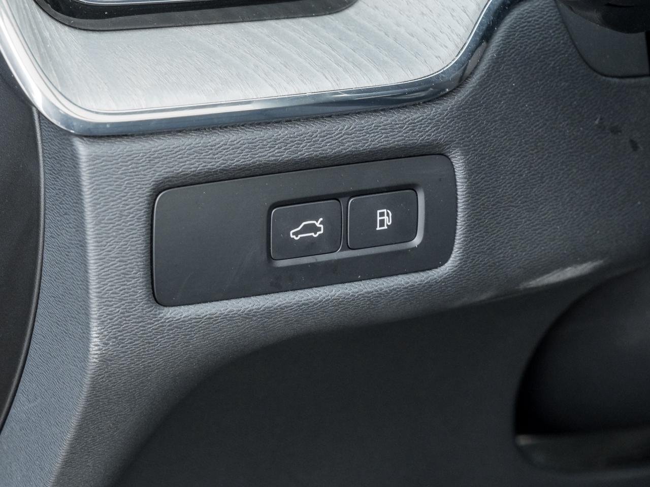 2025 Volvo XC60 Plug-In Hybrid T8 AWD Plus Dark Theme  LOW KM  CPO RATE FR 3.49%* Photo