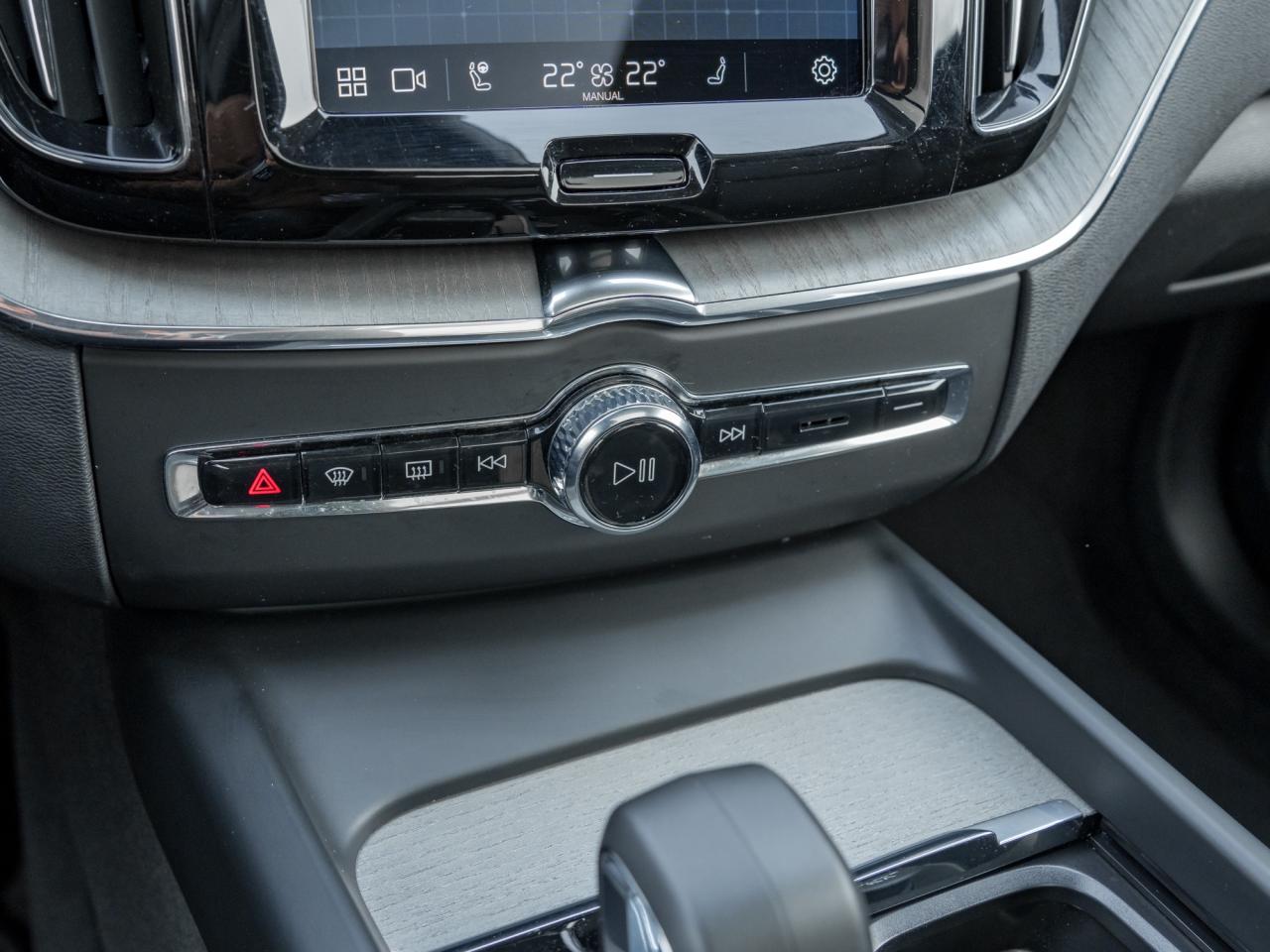 2025 Volvo XC60 Plug-In Hybrid T8 AWD Plus Dark Theme  LOW KM  CPO RATE FR 3.49%* Photo