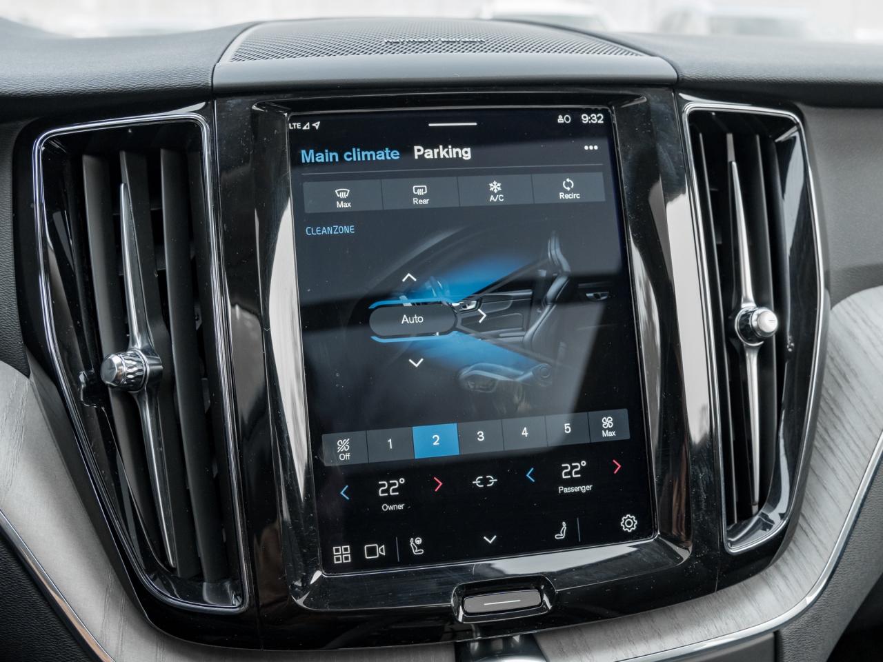 2025 Volvo XC60 Plug-In Hybrid T8 AWD Plus Dark Theme  LOW KM  CPO RATE FR 3.49%* Photo