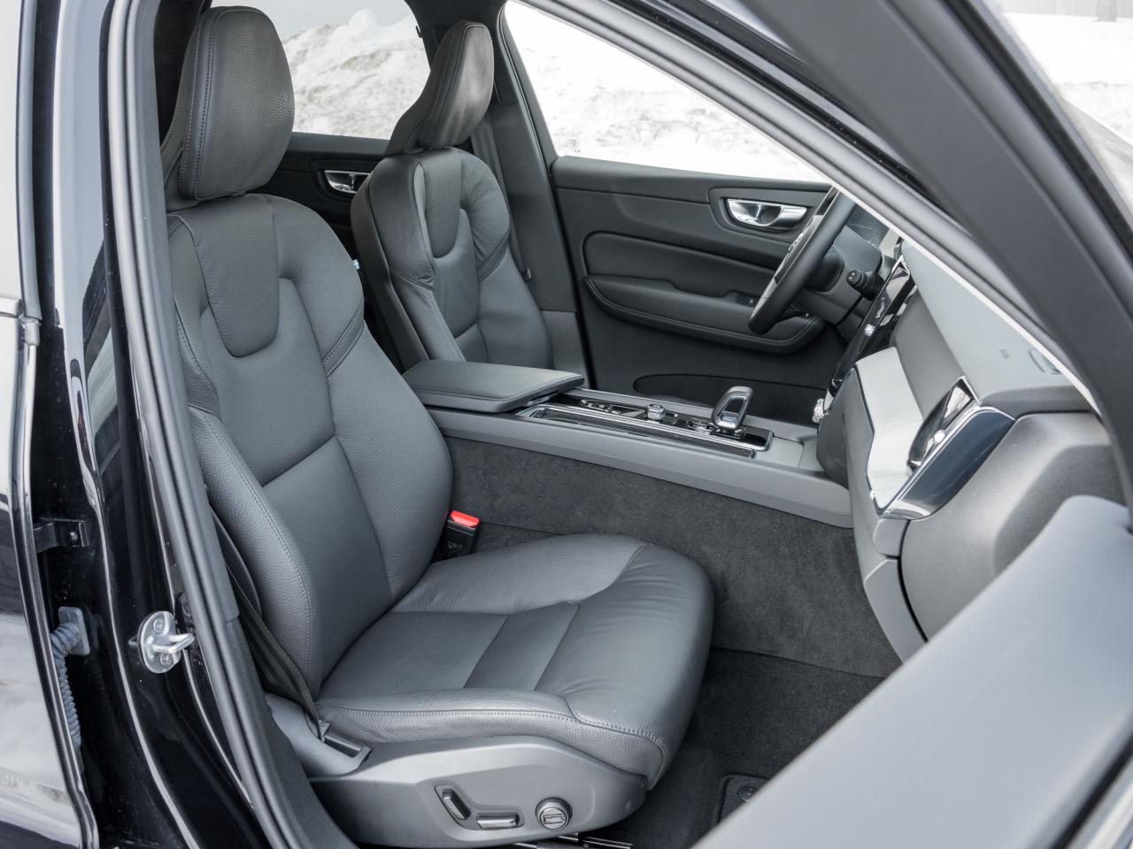 2025 Volvo XC60 Plug-In Hybrid T8 AWD Plus Dark Theme  LOW KM  CPO RATE FR 3.49%* Photo