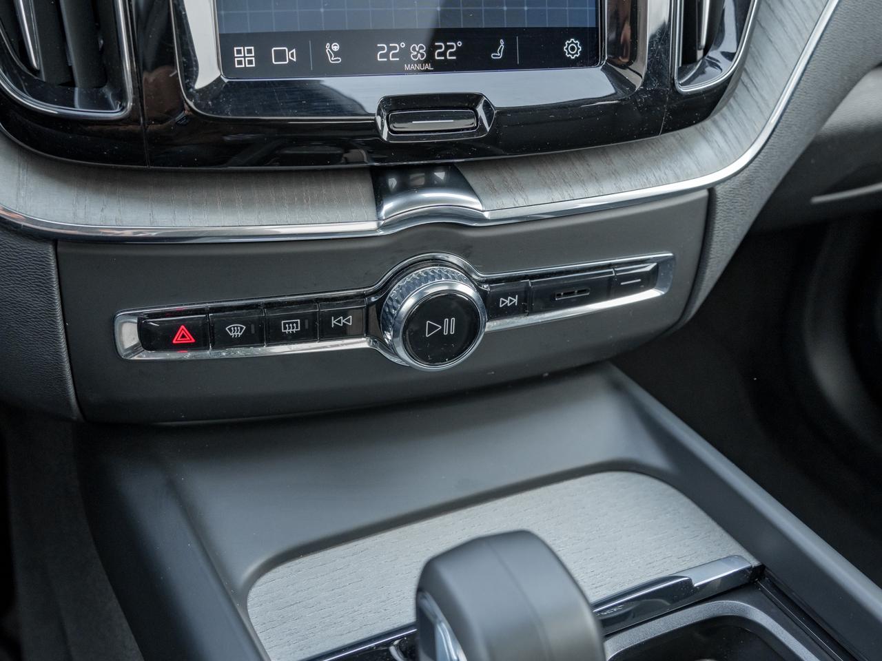 2025 Volvo XC60 Plug-In Hybrid T8 AWD Plus Dark Theme  LOW KM  CPO RATE FR 3.49%* Photo