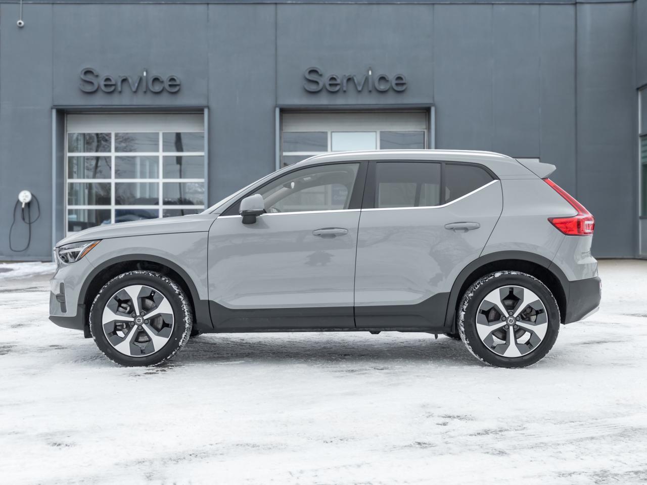 2025 Volvo XC40 B5 AWD Core  20" ALLOY WHEELS  CLIMATE PACK  CPO Photo2
