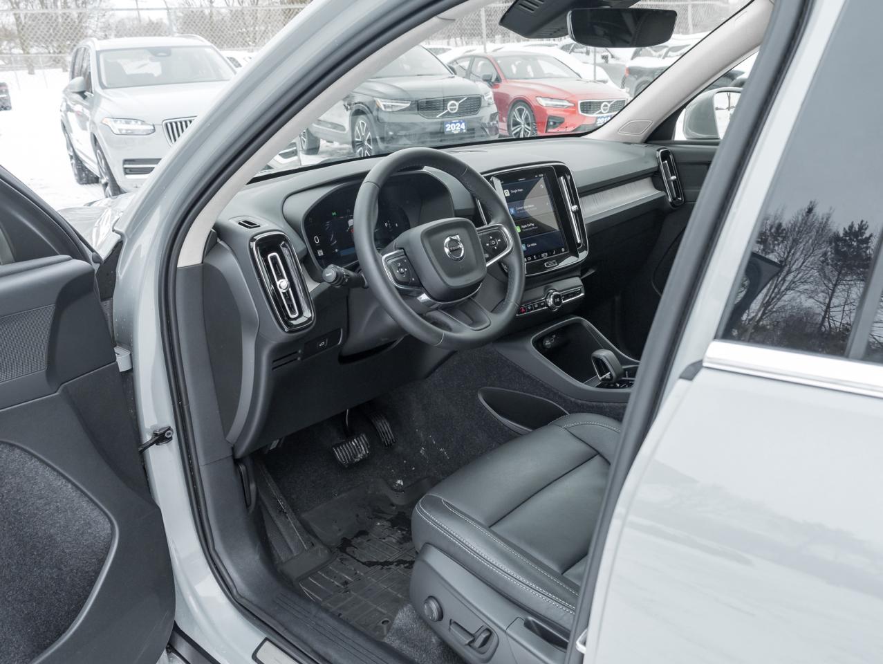 2025 Volvo XC40 B5 AWD Core  20" ALLOY WHEELS  CLIMATE PACK  CPO Photo