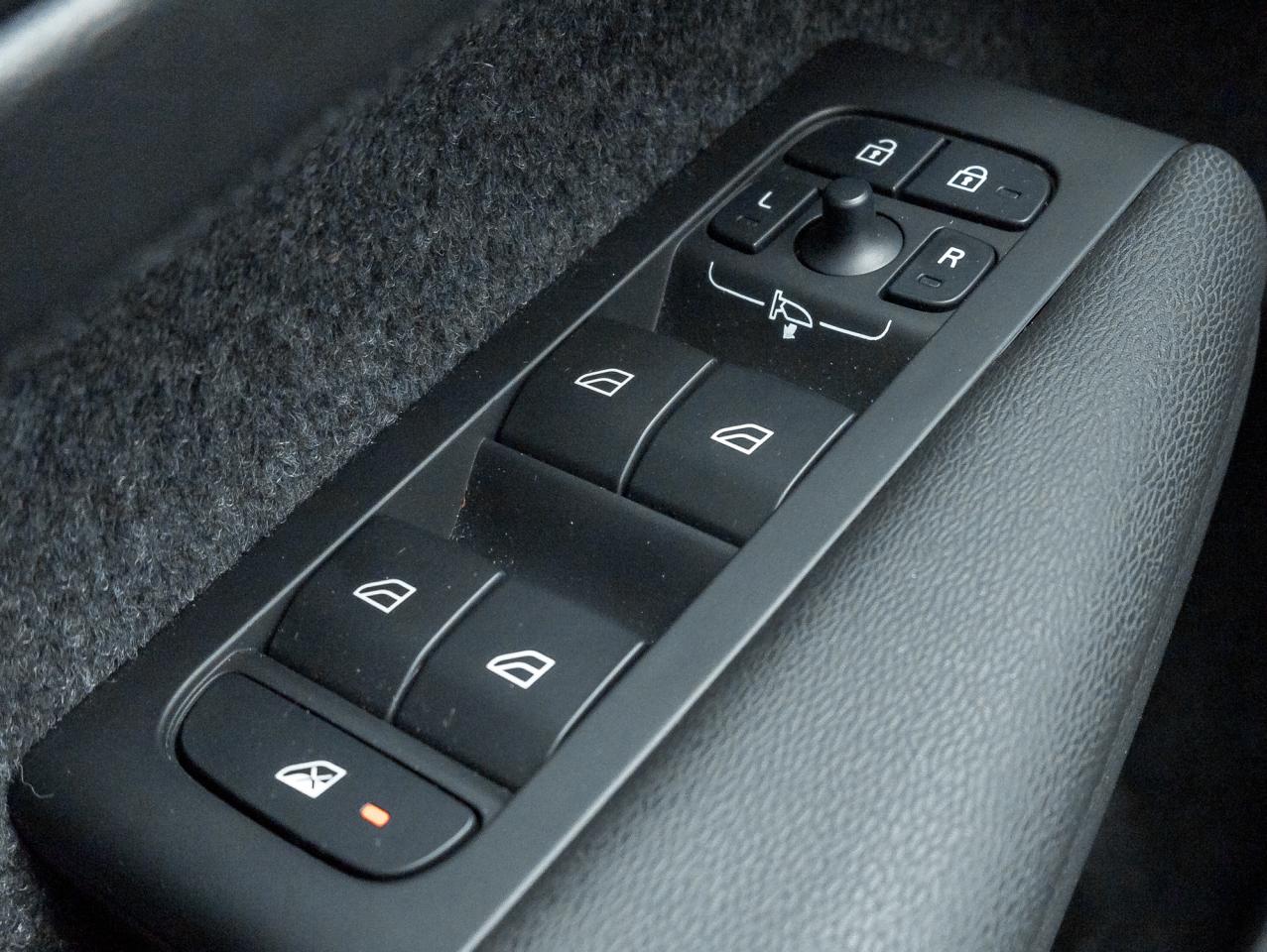 2025 Volvo XC40 B5 AWD Core  20" ALLOY WHEELS  CLIMATE PACK  CPO Photo