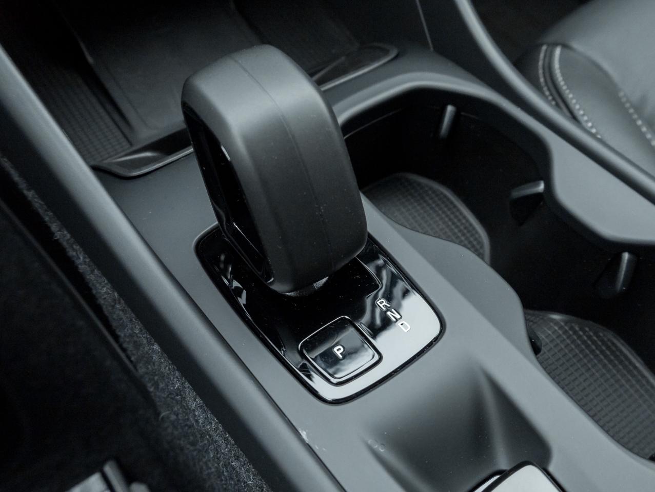 2025 Volvo XC40 B5 AWD Core  20" ALLOY WHEELS  CLIMATE PACK  CPO Photo