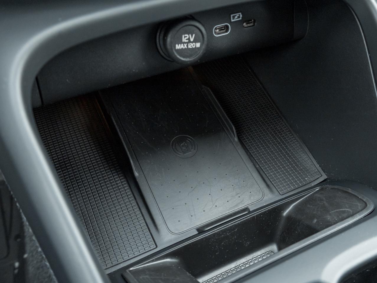 2025 Volvo XC40 B5 AWD Core  20" ALLOY WHEELS  CLIMATE PACK  CPO Photo