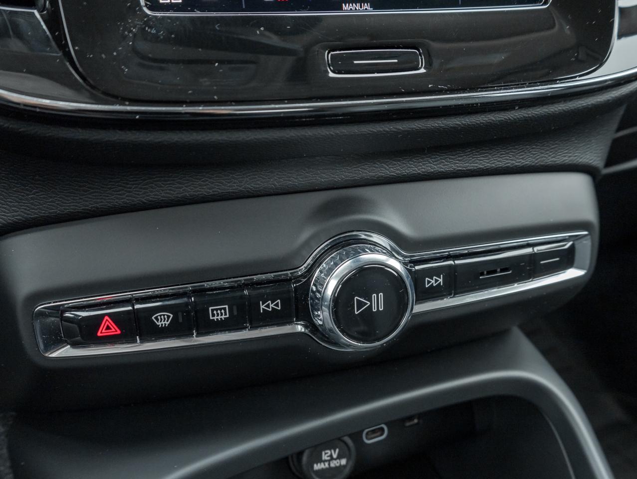 2025 Volvo XC40 B5 AWD Core  20" ALLOY WHEELS  CLIMATE PACK  CPO Photo