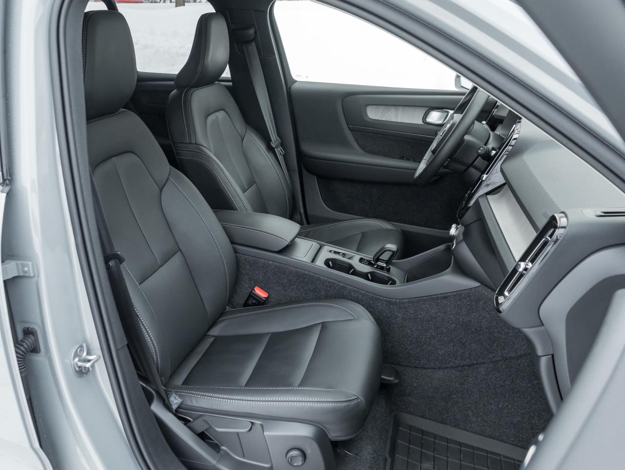 2025 Volvo XC40 B5 AWD Core  20" ALLOY WHEELS  CLIMATE PACK  CPO Photo