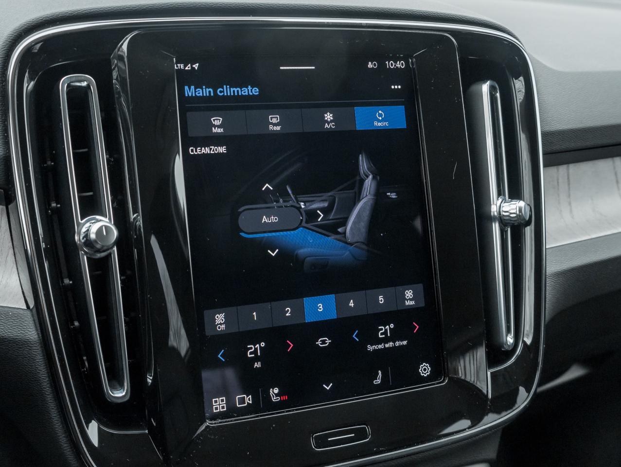 2025 Volvo XC40 B5 AWD Core  20" ALLOY WHEELS  CLIMATE PACK  CPO Photo