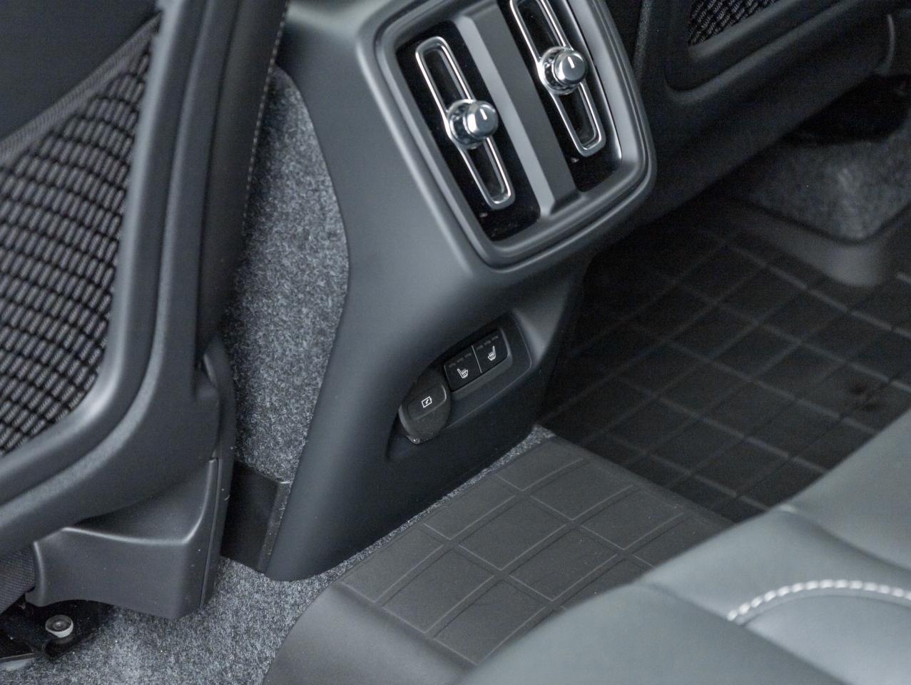 2025 Volvo XC40 B5 AWD Core  20" ALLOY WHEELS  CLIMATE PACK  CPO Photo