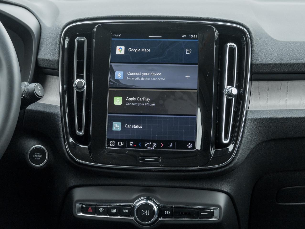 2025 Volvo XC40 B5 AWD Core  20" ALLOY WHEELS  CLIMATE PACK  CPO Photo