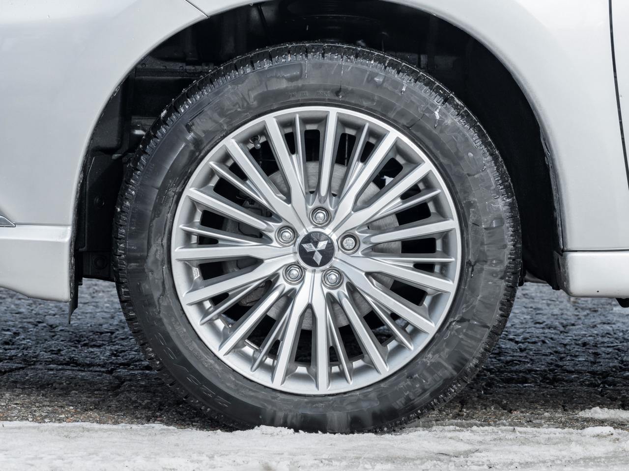 2020 Mitsubishi Outlander PHEV SE S-AWC  SAEFTY CERTIFIED FINANCE AS LOW AS 6.49% Photo