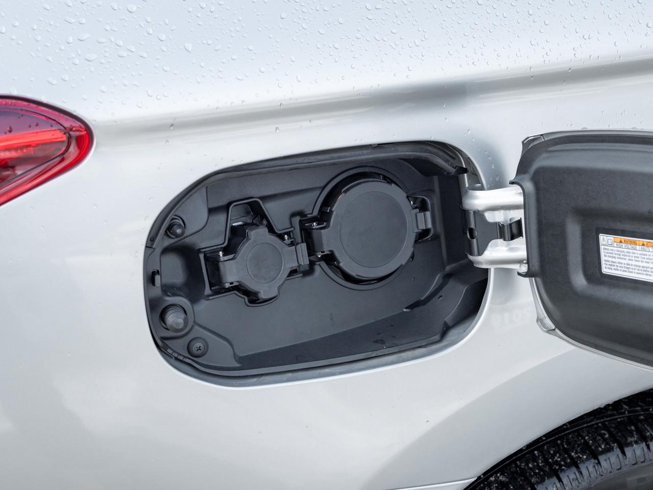 2020 Mitsubishi Outlander PHEV SE S-AWC  SAEFTY CERTIFIED FINANCE AS LOW AS 6.49% Photo3