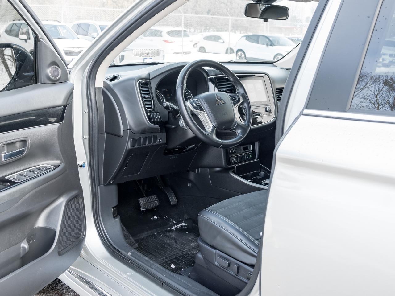 2020 Mitsubishi Outlander PHEV SE S-AWC  SAEFTY CERTIFIED FINANCE AS LOW AS 6.49% Photo
