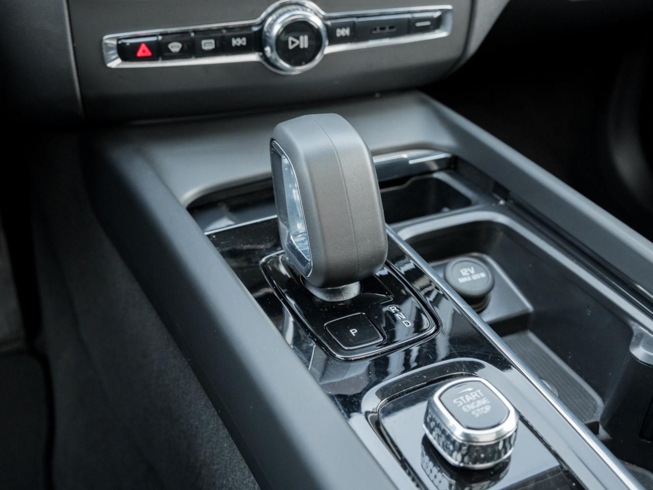 2025 Volvo XC60 Recharge T8 AWD Plus Dark Theme  LOW KM  CPO RATE FR 3.49%* Photo