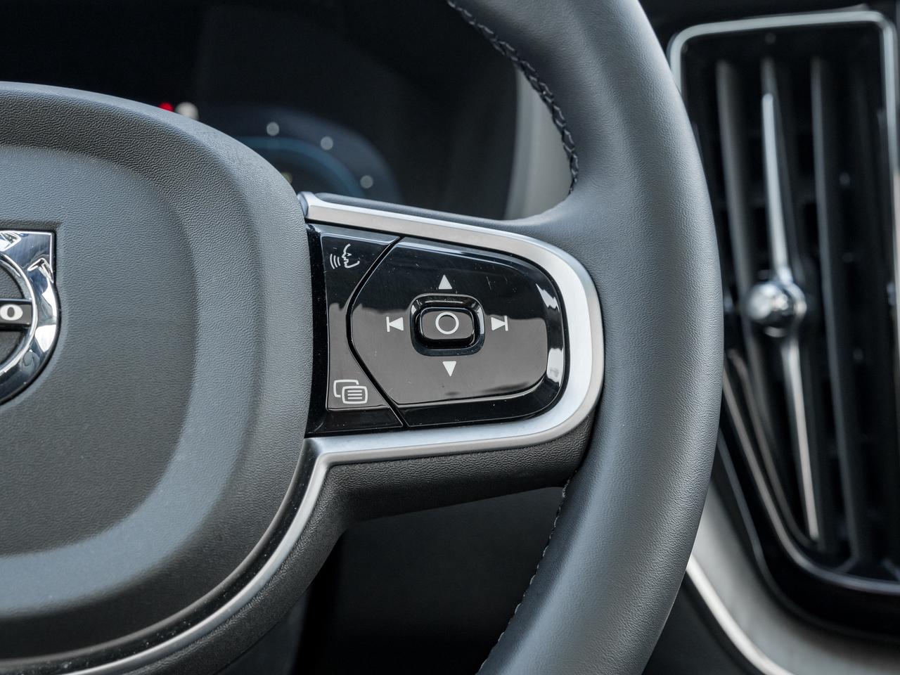 2025 Volvo XC60 Recharge T8 AWD Plus Dark Theme  LOW KM  CPO RATE FR 3.49%* Photo