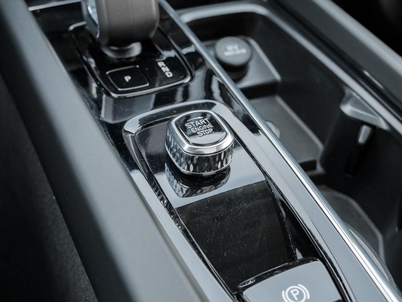 2025 Volvo XC60 Recharge T8 AWD Plus Dark Theme  LOW KM  CPO RATE FR 3.49%* Photo