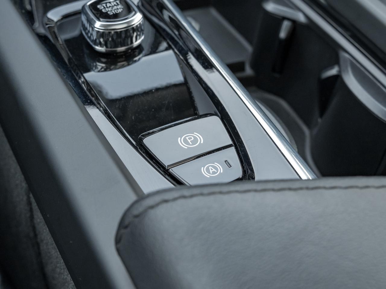 2025 Volvo XC60 Recharge T8 AWD Plus Dark Theme  LOW KM  CPO RATE FR 3.49%* Photo
