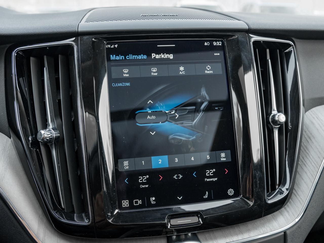 2025 Volvo XC60 Recharge T8 AWD Plus Dark Theme  LOW KM  CPO RATE FR 3.49%* Photo