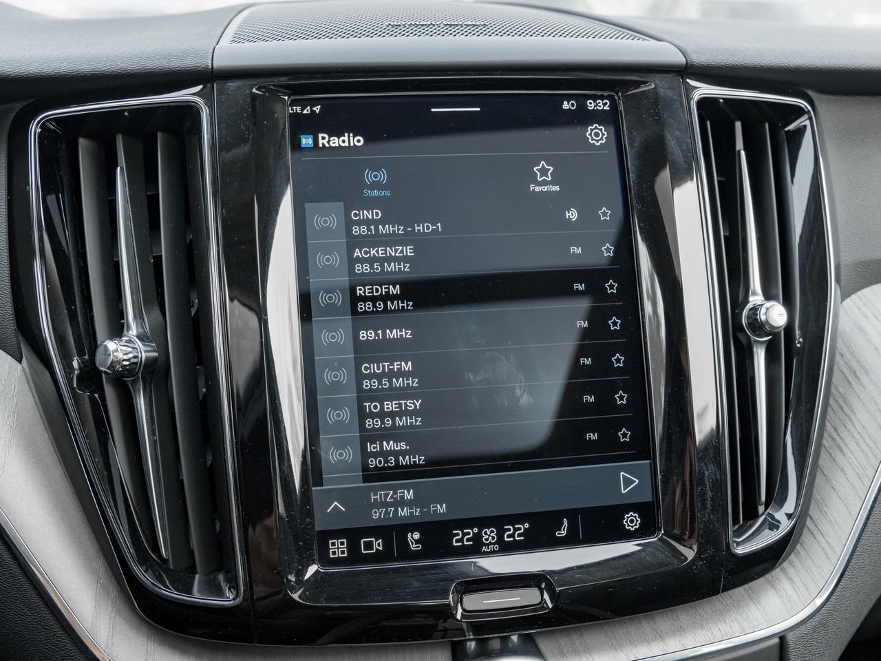 2025 Volvo XC60 Recharge T8 AWD Plus Dark Theme  LOW KM  CPO RATE FR 3.49%* Photo