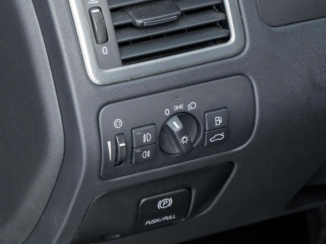 2010 Volvo XC70 5dr Wgn 3.2L  NO REPORTED ACCIDENTS  AS IS  TRADE Photo