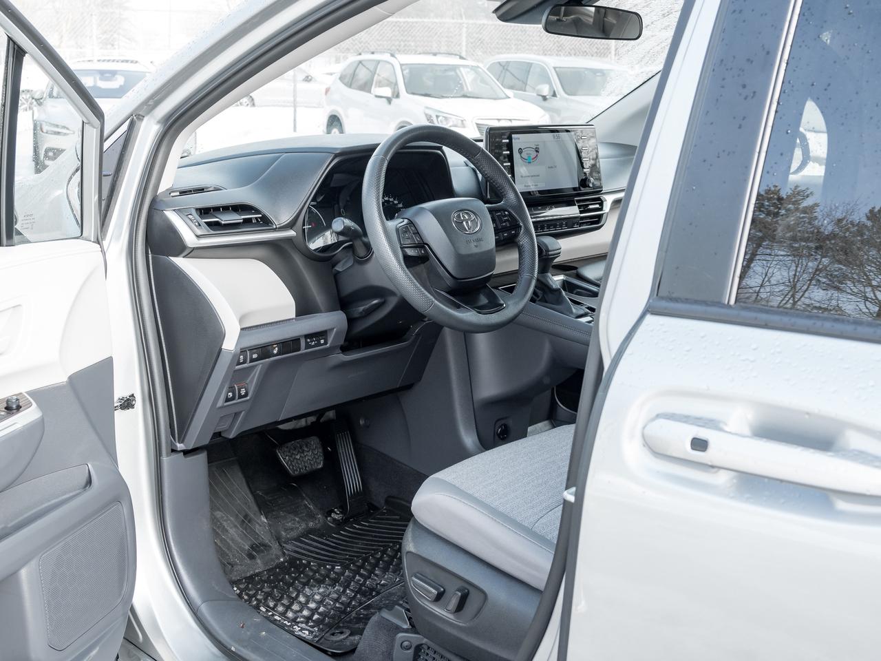 2024 Toyota Sienna LE 8-Passenger FWD  LOW KM FINANCE AS LOW AS 6.49% Photo