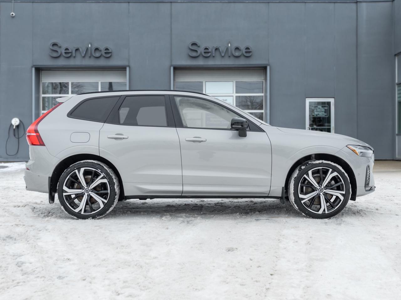 2022 Volvo XC60 B6 AWD R-Design  BOWER & WILKINS  21" ALLOY WHEEL Photo4
